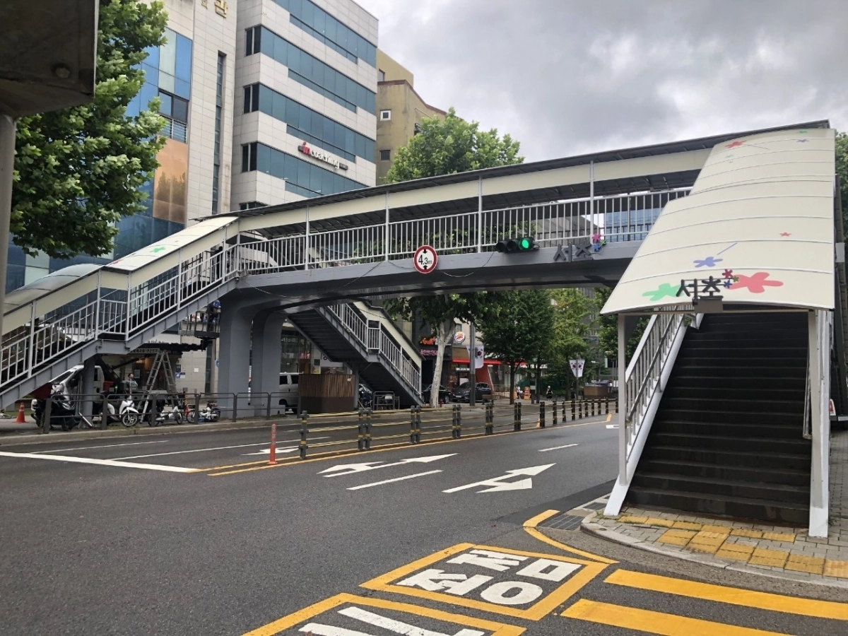 서울 서초구 방일초등학교 앞 보도육교에 설치된 캐노피. 서초구 제공