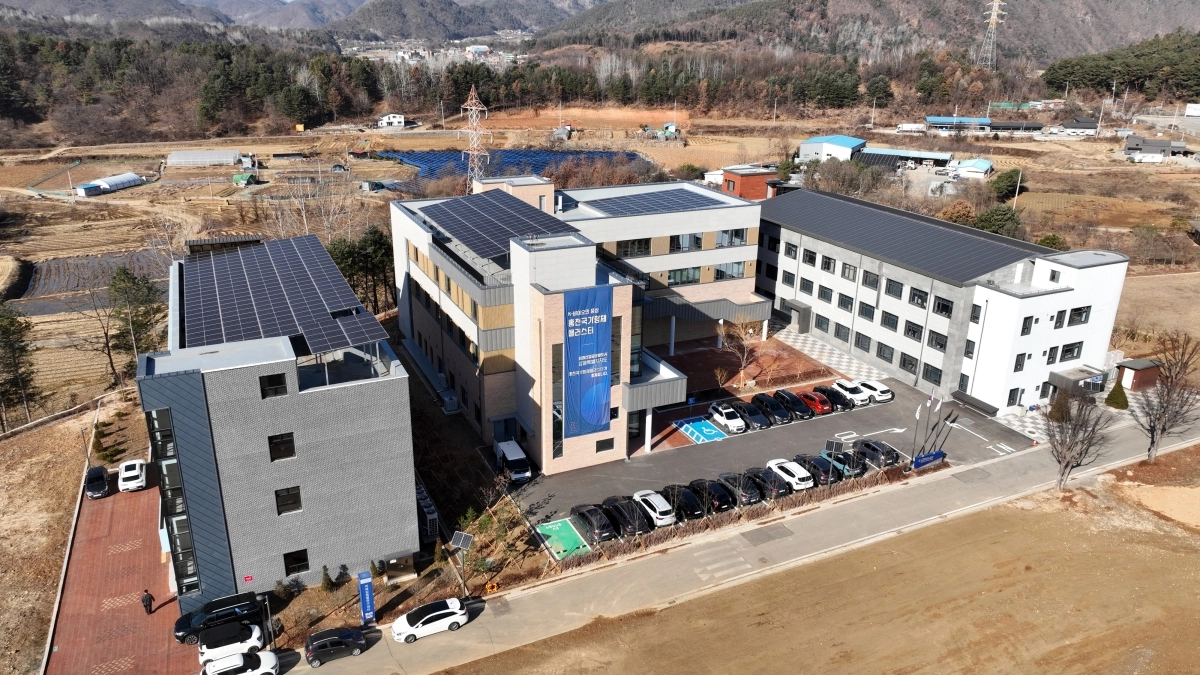 강원 홍천군이 양질의 일자리 창출을 위해 지난 10월 29일 준공한 국가항체클러스터. 홍천군 제공