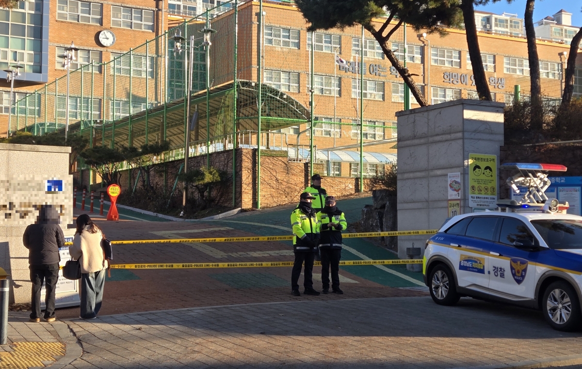 8일 폭발물을 설치했다고 신고가 접수된 충남 천안의 한 중학교에 경찰이 경비를 강화하고 있다. 독자 제공