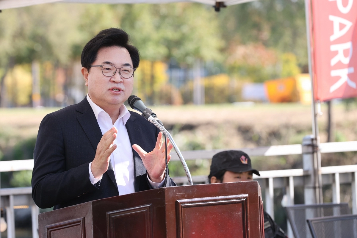 박일하 서울 동작구청장이 지난 10월 반포서래나루터에서 열린 ‘2025 수중정화·탄소 중립 행사’에서 인사말을 하고 있다. 동작구 제공