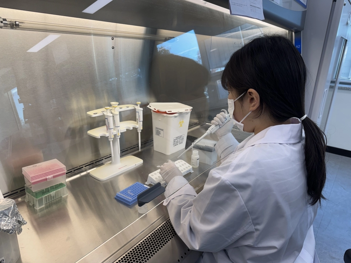 전라남도보건환경연구원이 하수 유입수 병원체 바이러스 검사를 하고 있다.