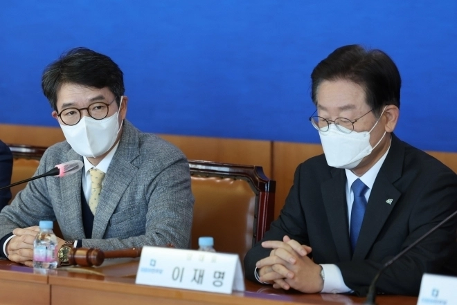 이재명 대통령이 더불어민주당 대표를 지냈던 2022년 11월 30일 서울 성동구청에서 열린 현장 최고위원회의에서 정원오(왼쪽) 서울 성동구청장과 대화를 나누고 있다. 연합뉴스