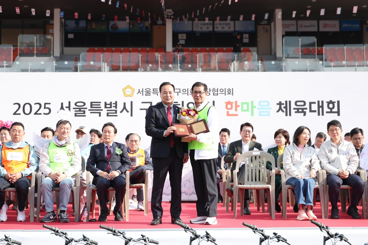 이태인 동대문구의회 의장이 ‘2025년 대한민국 지방의정봉사상’ 을 수상한 뒤 기념 촬영을 하고 있다 . 이태인 의장 제공.