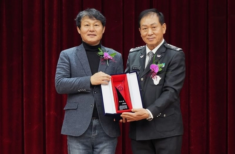 하남시의회 정병용 부의장이 지난 6일 열린 2025년 하남시연합자율방범대 총회에 참석해 감사패를 수여 받았다. 정병용 부의장실 제공