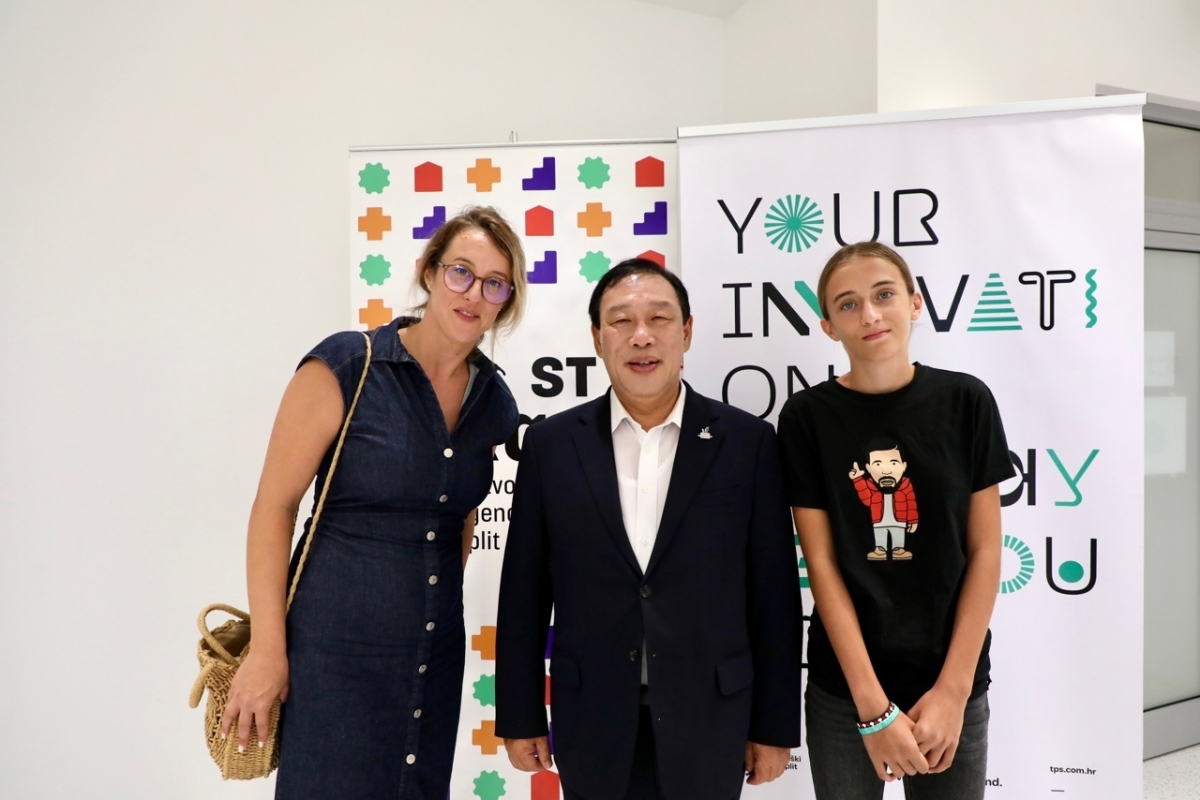 지난 7월 29일 크로아티아 스플리트시와 한국어 교육 진흥과 경제 분야 협력 업무협약(MOU)을 체결한 최민호(사진 가운데) 세종시장이 전화 한국어 수업에 참여 중인 학생 등을 만나 대화를 나눴다. 세종시 제공