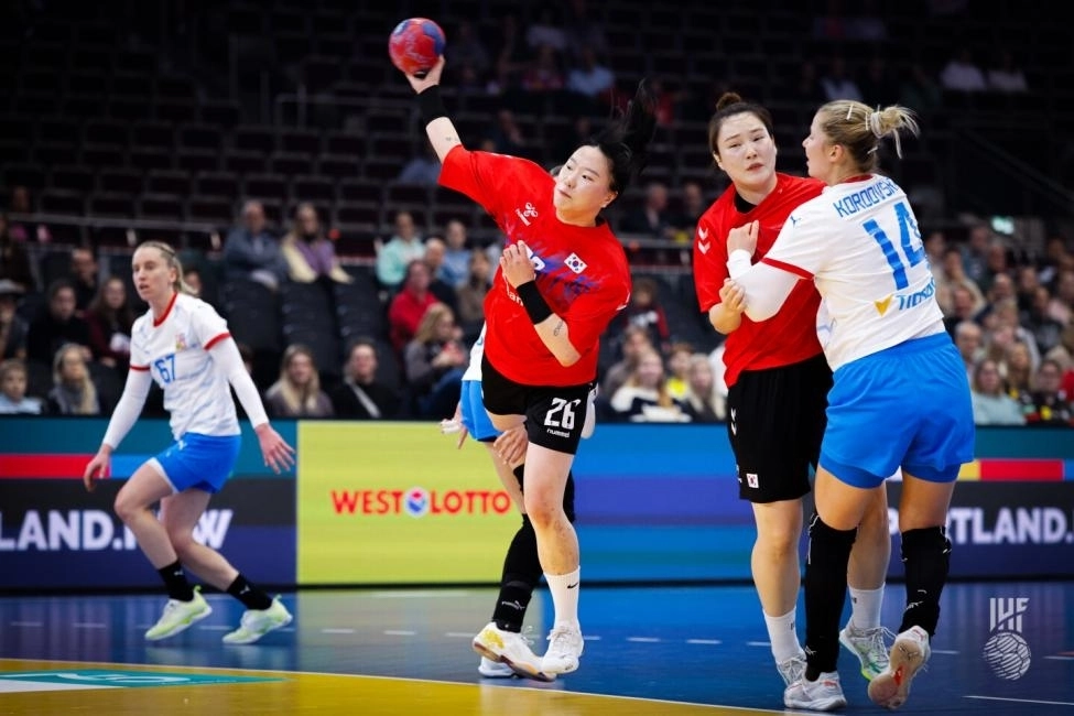 한국여자핸드볼 대표팀의 우빛나가  7일(현지시간) 독일 도르트문트에서 열린 제27회 국제핸드볼연맹(IHF) 여자 세계선수권대회 결선리그 4조 체코와의 경기에서 슛을 시도하고 있다. 한국은 28-32로 지면서 결선리그에서 5패를 기록했다. IHF 제공