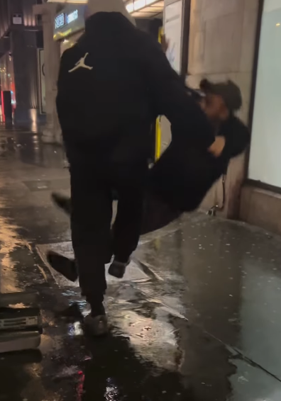 영국 런던 도심에서 10대 소녀를 성추행한 용의자가 때마침 현장에 있던 브라질 주짓수 챔피언에게 순식간에 제압당한 사건이 알려져 화제다. 사진은 스코코(왼쪽)가 용의자를 넘어뜨리는 모습. 인스타그램 캡처