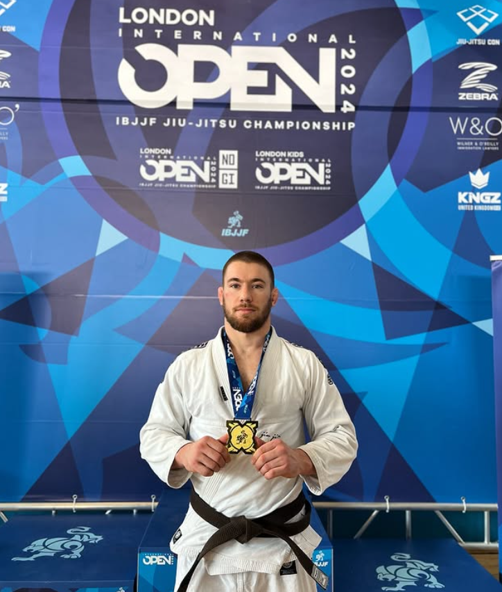 영국 런던 도심에서 10대 소녀를 성추행한 용의자가 때마침 현장에 있던 브라질 주짓수 챔피언에게 순식간에 제압당한 사건이 알려져 화제다. 사진은 브라질 주짓수 챔피언 이반 스코코(29). 인스타그램 캡처