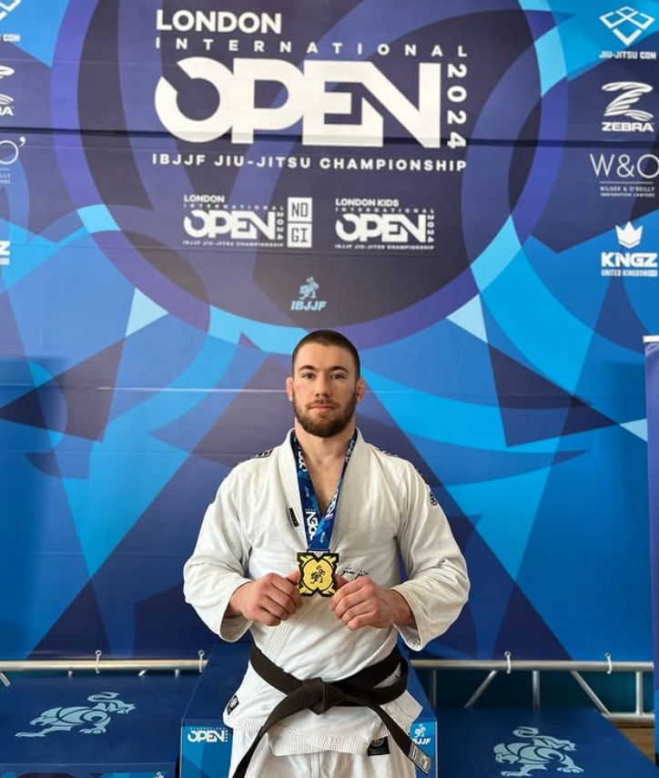 영국 런던 도심에서 10대 소녀를 성추행한 용의자가 때마침 현장에 있던 브라질 주짓수 챔피언에게 순식간에 제압당한 사건이 알려져 화제다. 사진은 브라질 주짓수 챔피언 이반 스코코(29). 인스타그램 캡처