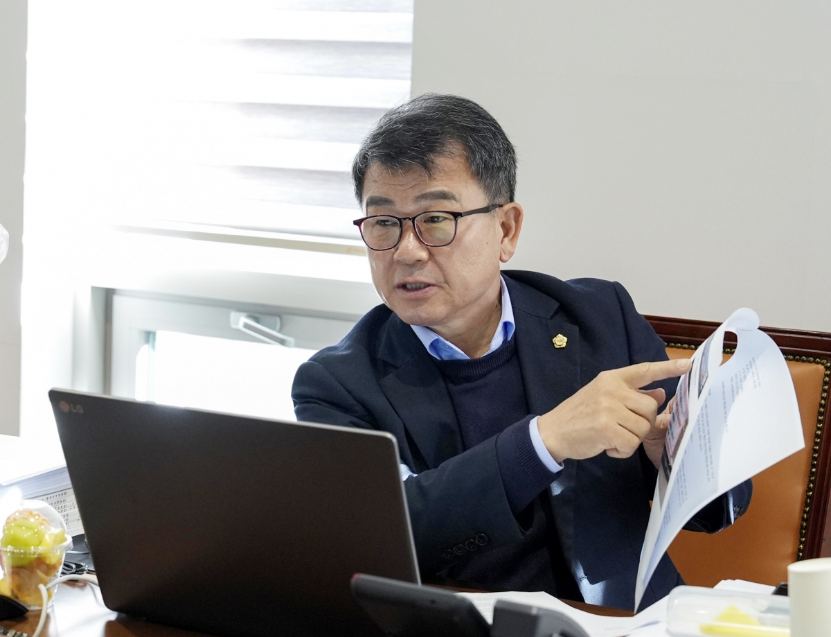 김덕현 서대문구의회 운영위원장이 2025년 행정사무감사에서 교육 안전 예산 삭감과 불공정 채용 시스템 문제를 집중 질의하고 있다. 사진: 김덕현 의원 제공.