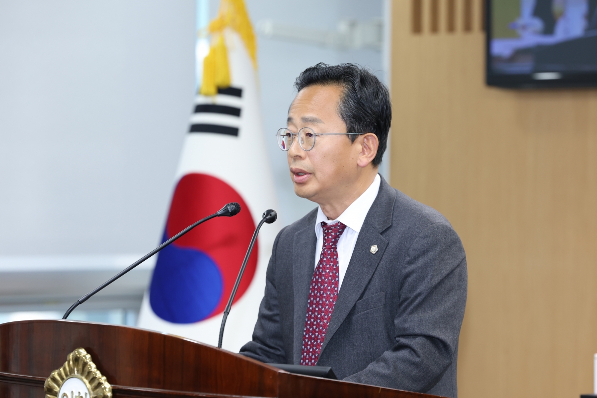 이응주 종로구의회 의원이 제345회 정례회 제2차 본회의 5분 발언에서 세종대왕 탄생지의 가장 유력한 후보지로 통인동 89번지를 지목하며, 신속한 발굴·보존 사업 착수를 촉구하고 있다. 사진: 이응주 의원 제공.