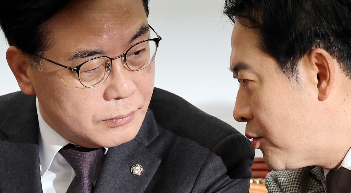 귀엣말하는 장동혁 대표와 송언석 원내대표