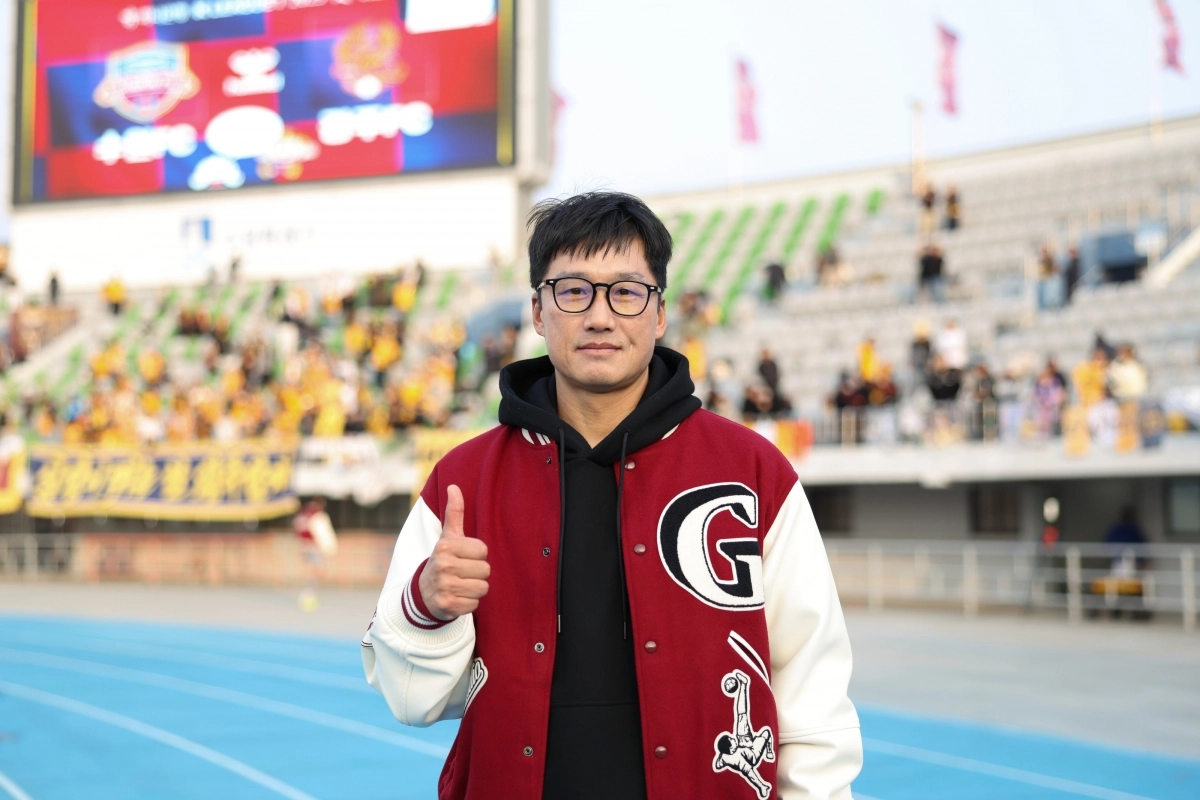 이정효 광주FC 감독이 지난달 30일 수원종합운동장에서 열린 2025 K리그1 최종 38라운드 수원FC와의 원정 경기에서 1-0으로 승리한 뒤 기뻐하고 있다. K리그 제공