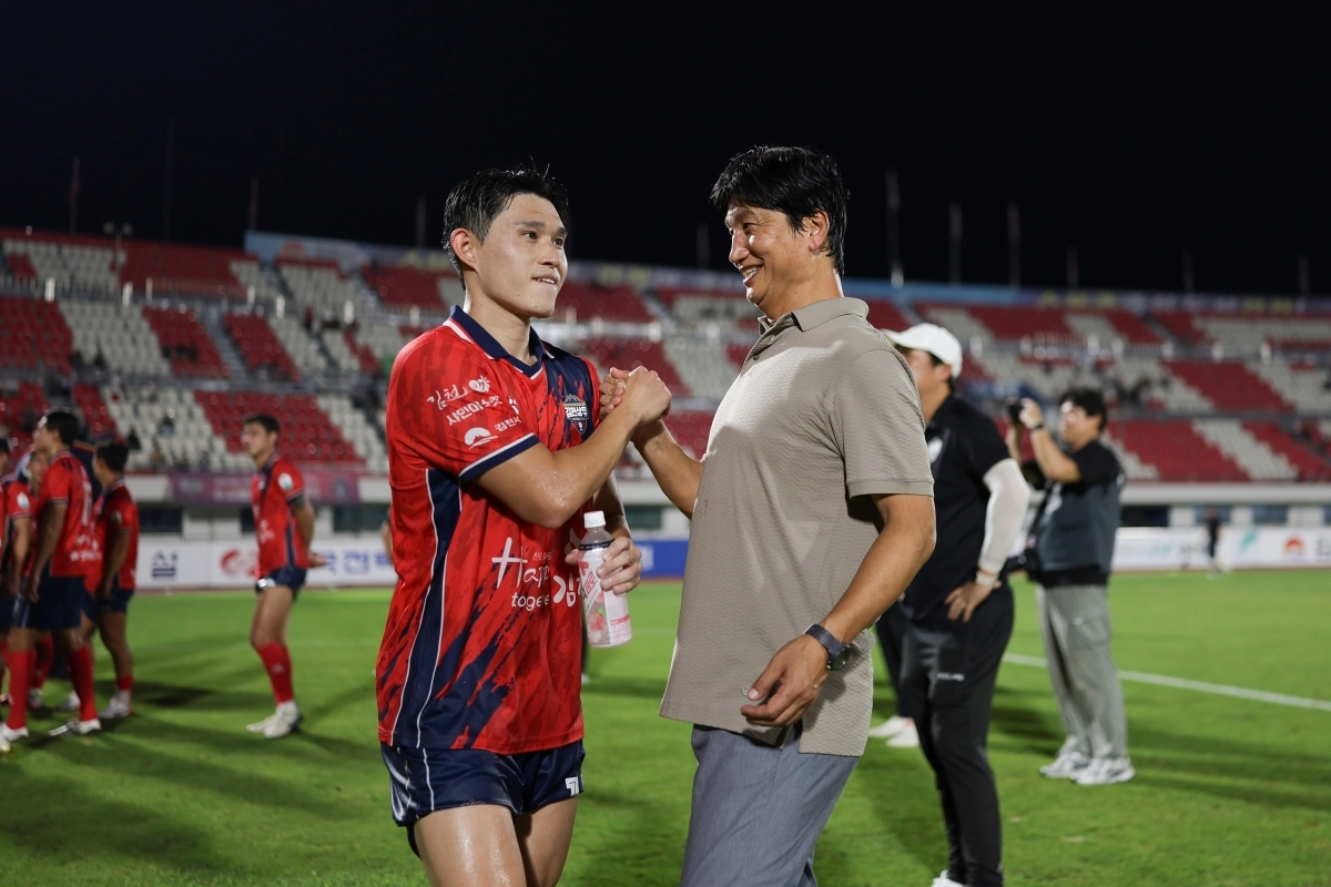 정정용 김천 상무 감독이 8월 23일 김천종합운동장에서 열린 2025 K리그1 27라운드 수원FC와의 홈 경기에서 3-2로 승리한 뒤 이동경과 기뻐하고 있다. K리그 제공