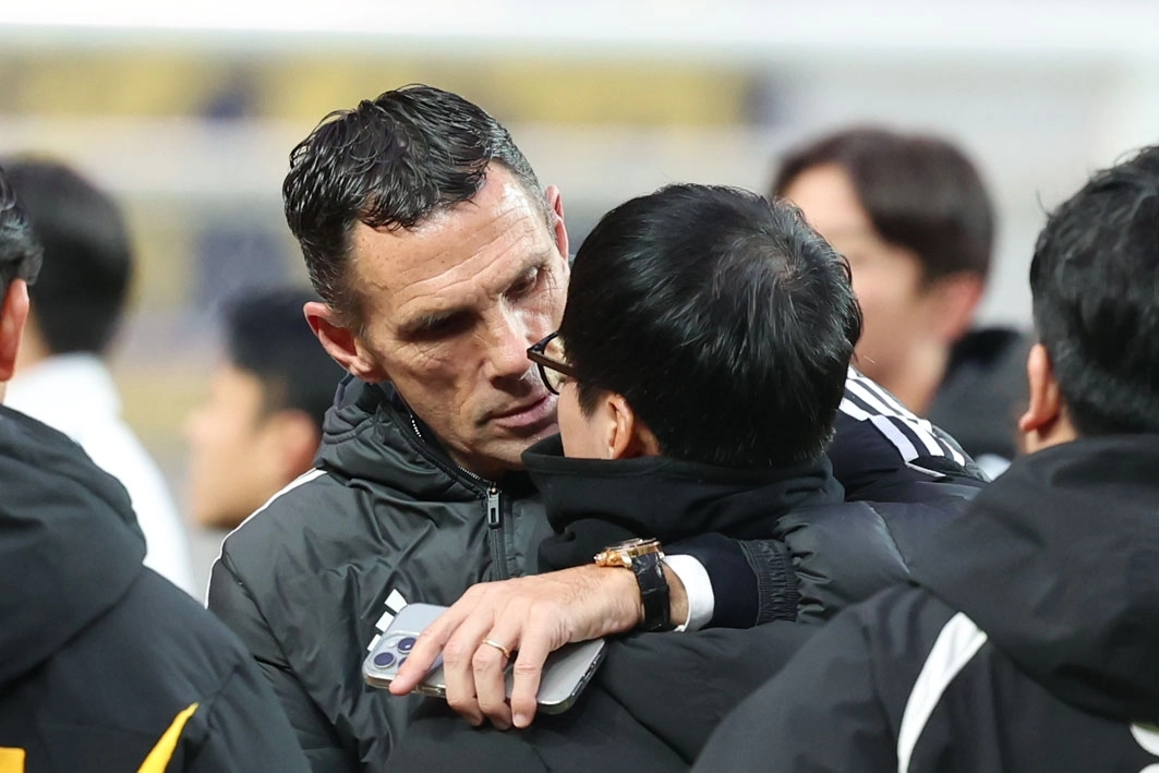 거스 포옛 전북 현대 감독이 6일 서울월드컵경기장에서 열린 2025 코리아컵 광주FC와의 결승에서 2-1로 승리한 뒤 이정효 광주 감독과 대화하고 있다. 뉴시스