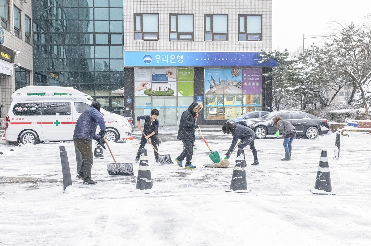 양천구 주민들이 ‘내 집 앞, 내 점포 앞 눈치우기’ 캠페인에 참여 중인 모습. 양천구 제공