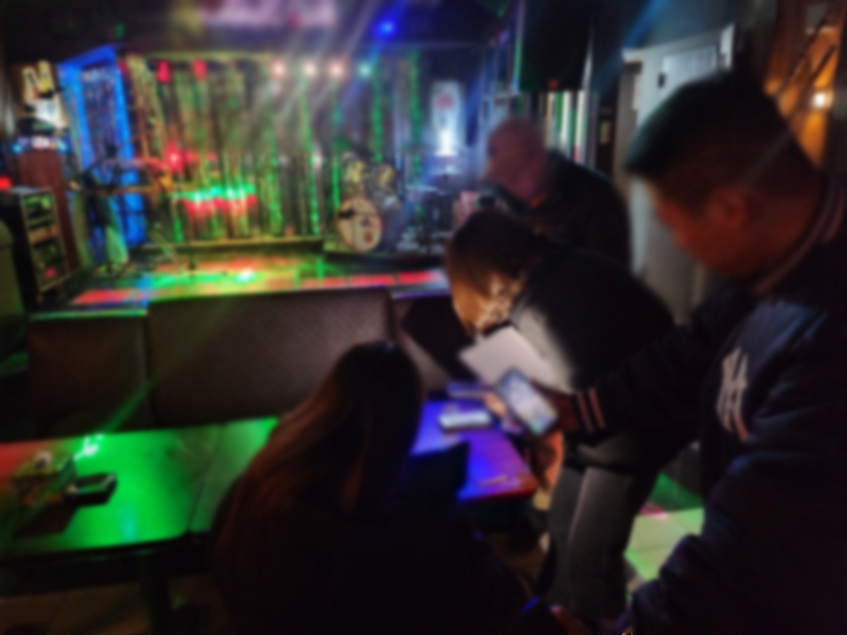 지난 4일 부산 한 외국인 전용 유응업소에서 경찰이 현장 점검을 실시하고 있다. 부산경찰청 제공