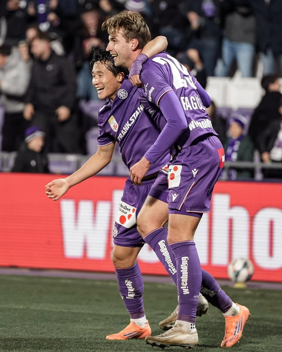 아우스트리아 빈에서 활약하는 이태석(왼쪽). 아우스트리아 빈 소셜미디어(SNS)