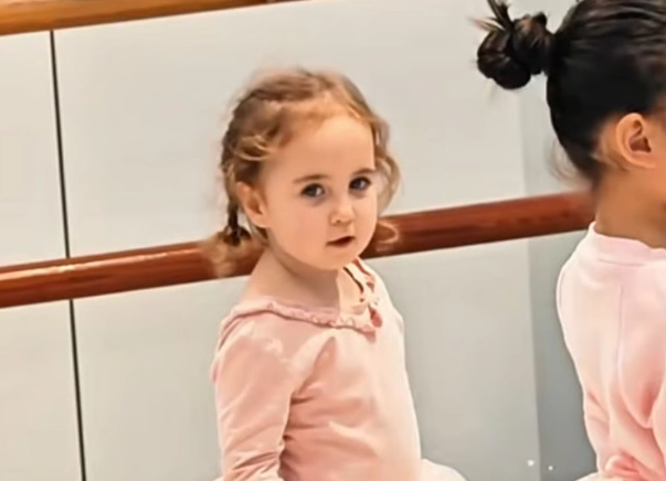 중국인 부모 밑에서 푸른 눈에 금발인 서양인 외모를 가진 아기가 태어나 화제다. 이는 수십년간 잠재해 있던 조상의 유전자가 3대 만에 발현된 희귀 사례인 것으로 전해졌다. 더우인