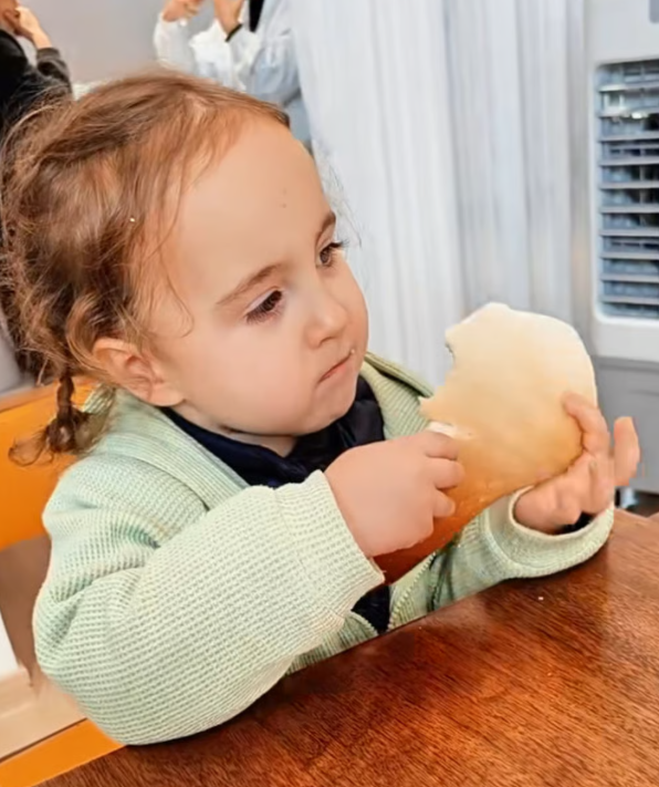 중국에서 중국인 부모 밑에서 푸른 눈에 금발인, 서양인의 외모를 가진 아기가 태어나 화제다. 이는 수십년간 잠재해 있던 조상의 유전자가 3대 만에 발현된 희귀 사례인 것으로 전해졌다. 더우인
