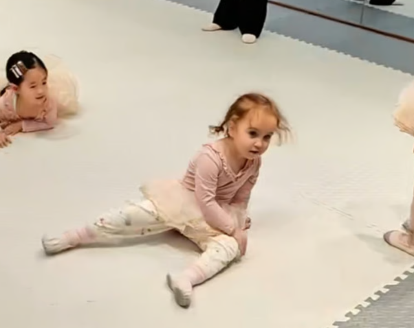 중국에서 중국인 부모 밑에서 푸른 눈에 금발인, 서양인의 외모를 가진 아기가 태어나 화제다. 이는 수십년간 잠재해 있던 조상의 유전자가 3대 만에 발현된 희귀 사례인 것으로 전해졌다. 더우인