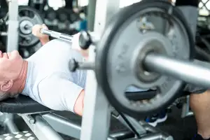 바벨 프레스하다가 가슴에 ‘쿵’…50대男, 헬스장서 운동하다 참변