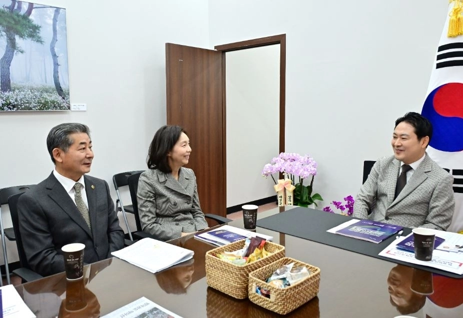 장동혁 당대표 만나 지방의회법 설명중인 최호정 의장