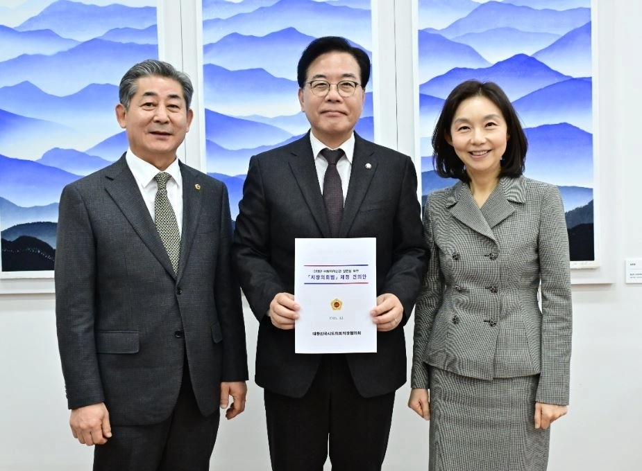송언석 원내대표에 지방의회법 제정 건의안 전달한 최호정 의장