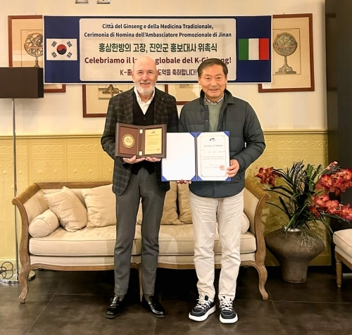 지난 6일 이탈리아 로마에서 열린 진안군 홍보대사 위촉식에서 전춘성 진안군수(오른쪽)와 움베르토 나르디 박사가 사진촬영을 하고 있다. 진안군 제공