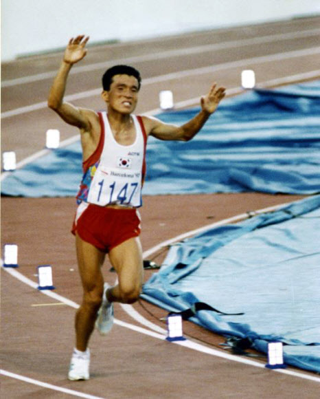 1992년 바르셀로나올림픽 마라톤에서 가장 먼저 결승선을 향해 질주하고 있는 황영조. 대한체육회 제공