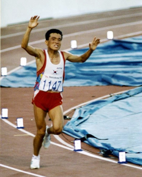 1992년 바르셀로나올림픽 마라톤에서 가장 먼저 결승선을 향해 질주하고 있는 황영조. 대한체육회 제공