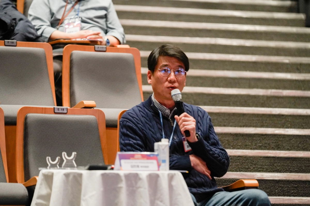 ‘2025년 경기도 성별영향평가 정책개선 우수사례 경진대회’에 본선 심사위원으로 참여한 김민호 의원이 심사평을 하고 있다.(사진=경기도의회)