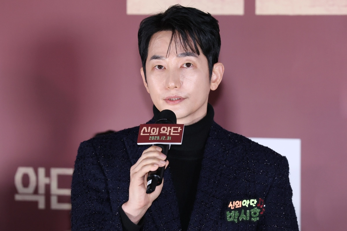 배우 박시후가 8일 서울 용산구 CGV용산아이파크몰에서 열린 영화 ‘신의 악단’ 제작보고회에서 자신과 관련한 논란에 대해 입장을 밝히고 있다. 2025.12.8 연합뉴스