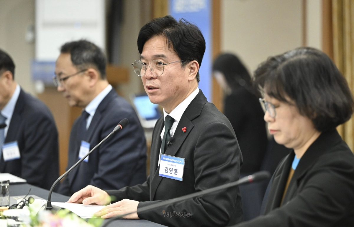 김영훈 고용노동부 장관이 8일 서울 중구 한국프레스센터에서 열린 청년 일자리 첫걸음 실천 선언식에서 인사말을 하고 있다. 2025.12.8 이지훈 기자