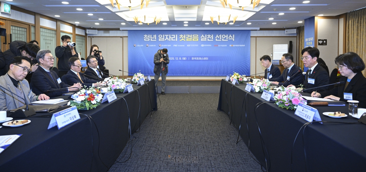 김영훈 고용노동부 장관이 8일 서울 중구 한국프레스센터에서 열린 청년 일자리 첫걸음 실천 선언식에서 인사말을 하고 있다. 2025.12.8 이지훈 기자