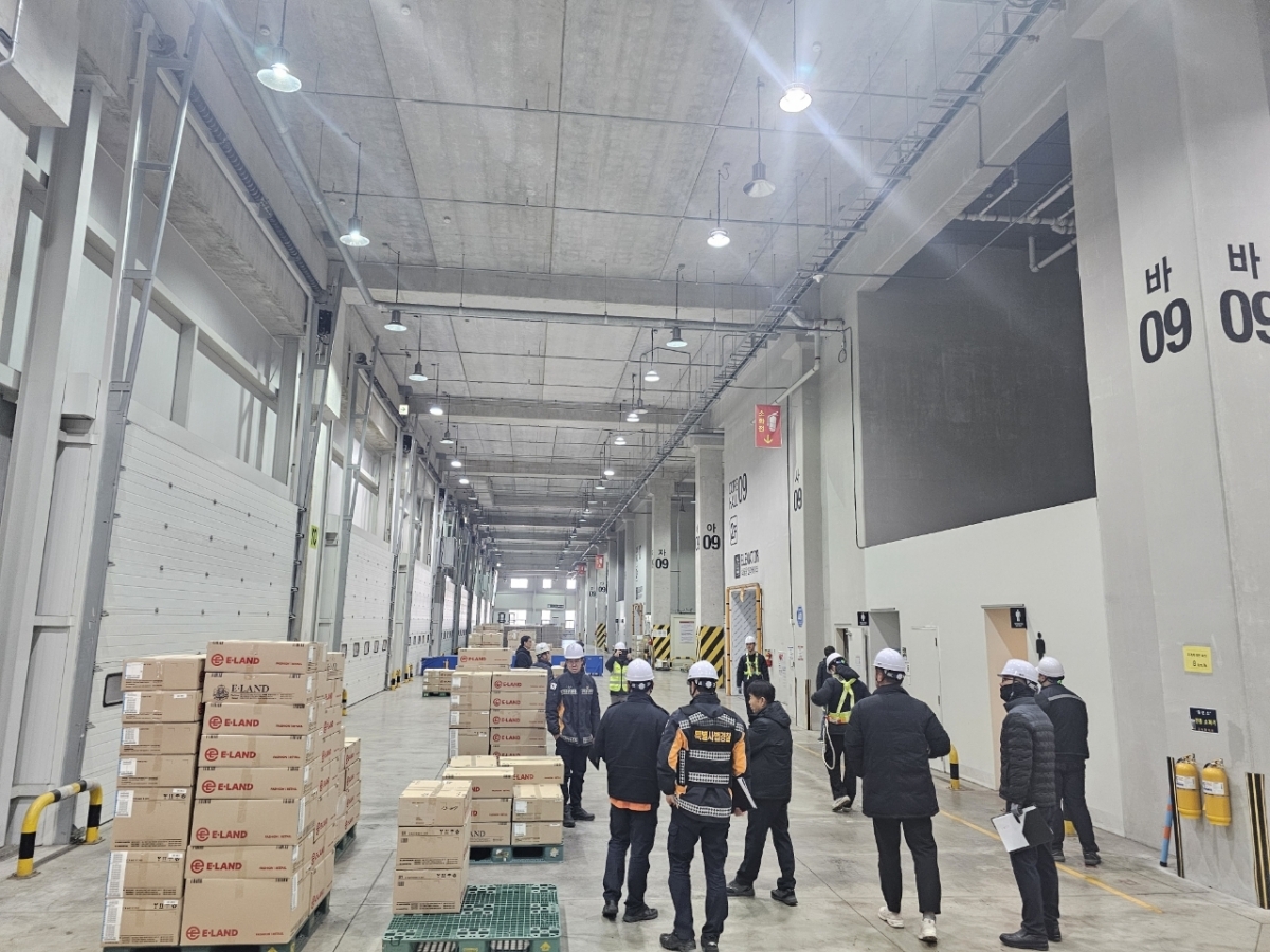 충남소방본부가 연면적 10만㎡ 이상 대형 물류창고를 대상으로 정밀 조사를 진행하고 있다. 도소방본부 제공