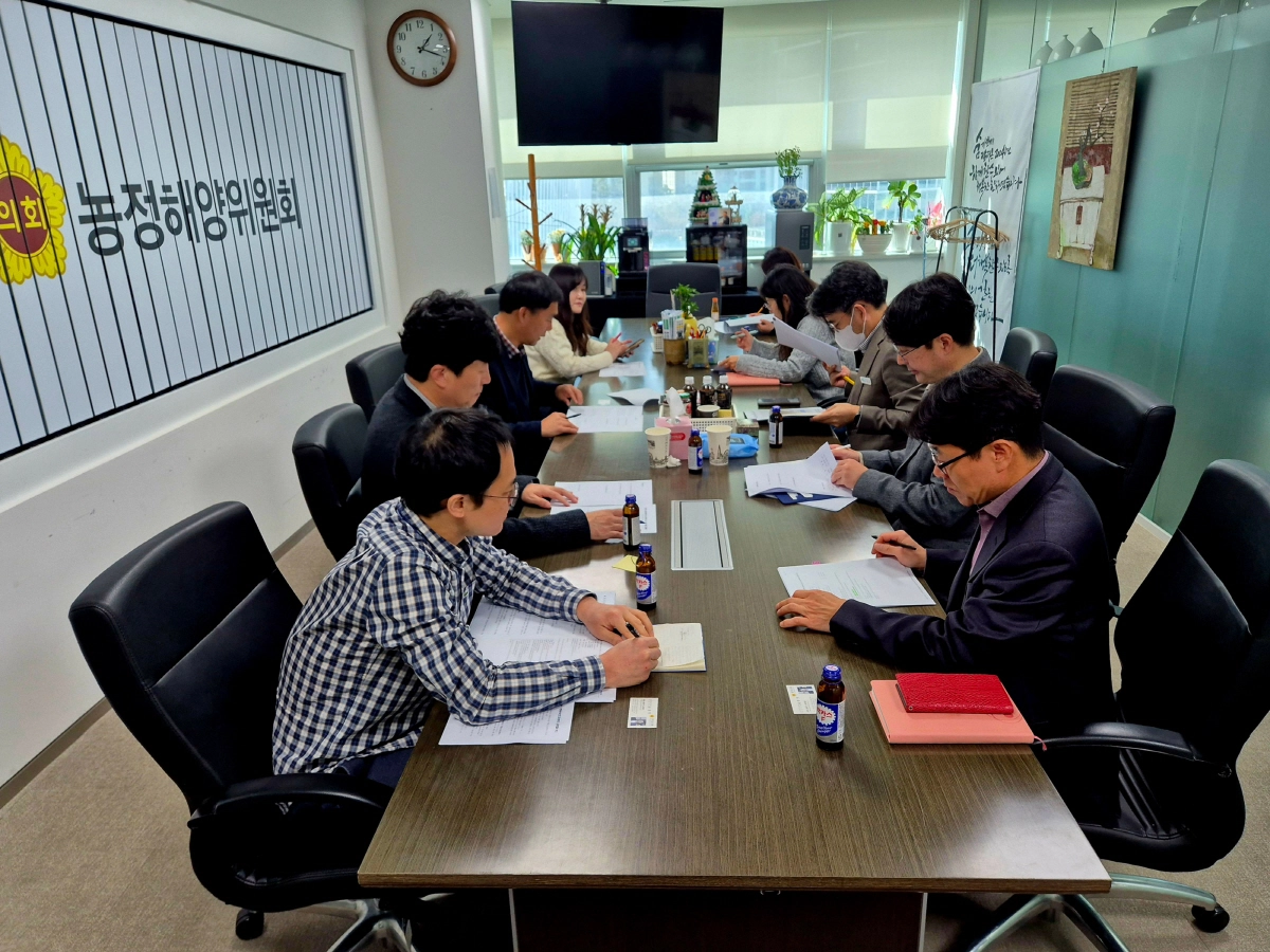 윤종영 의원이 8일 경기도의회 농정해양위원회 회의실에서 연천군의 ‘경기도 그린바이오산업 육성지구’ 최종 선정에 따른 후속 추진체계를 점검하기 위해 긴급 대책회의를 주재하고 있다.(사진=경기도의회)