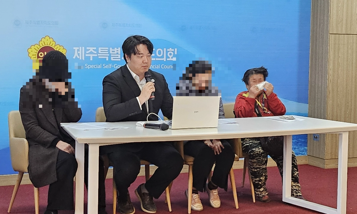 제주 모 중학교 교사 유족들이 고인이 사망한 후 처음  8일 오후 제주도의회 도민카페에서긴급 기자회견을 열고 있다. 이날 고인의 어머니(오른쪽)는 손수건으로 눈물을 닦고 있다. 제주 강동삼 기자