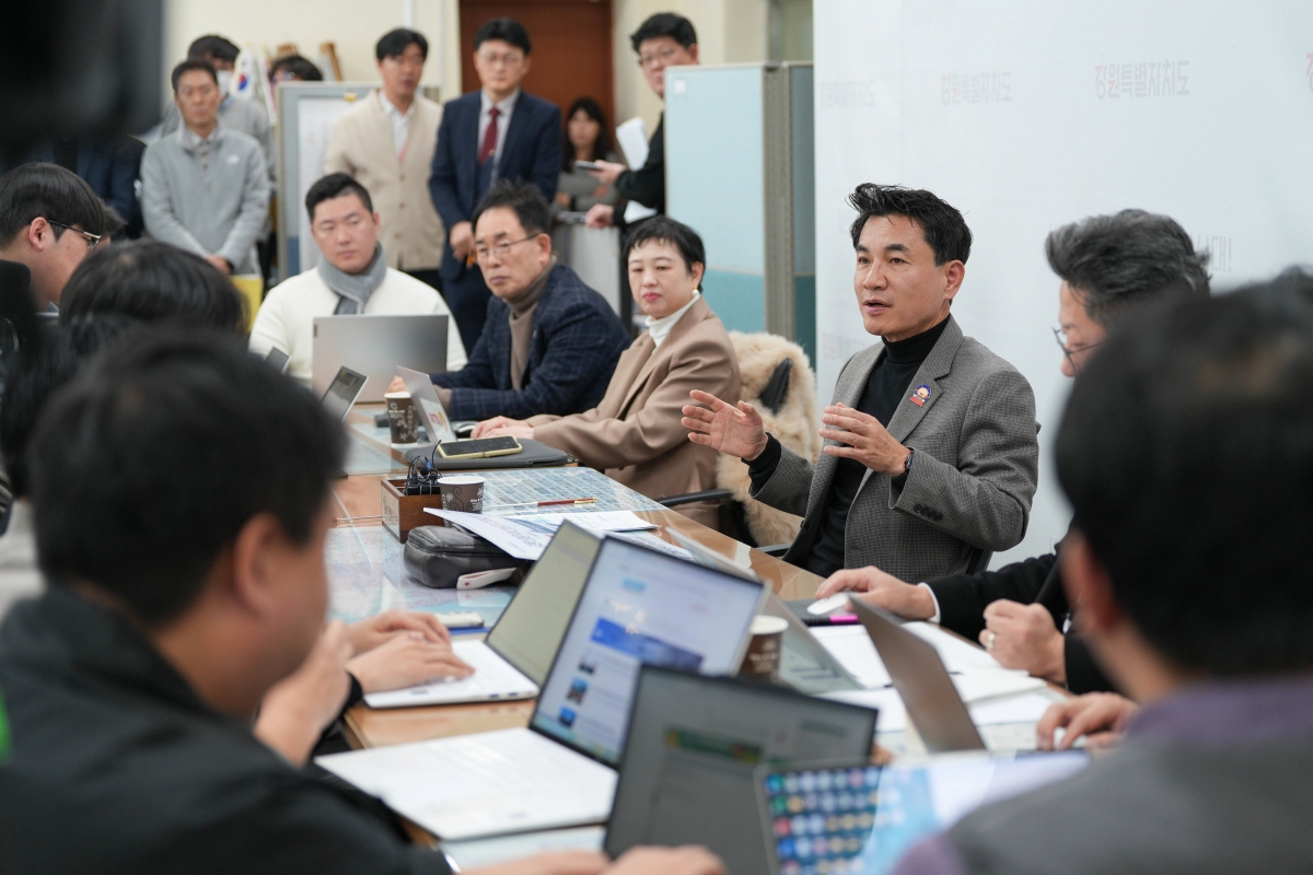 김진태(오른쪽 두번째) 강원지사가 8일 도청에서 열린 기자간담회에서 관광 산업 현황에 대해 말하고 있다. 강원도 제공