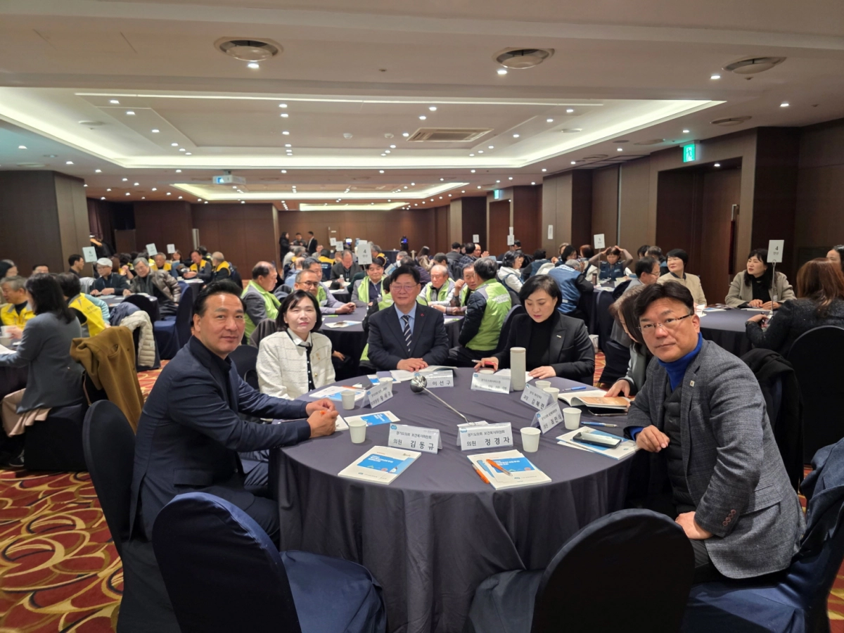 이선구 보건복지위원장이 행사장에서 보건복지위원회 황세주 부위원장, 김용성 의원, 최만식 의원과 함께 기념촬영을 하고 있다.(사진=경기도의회)