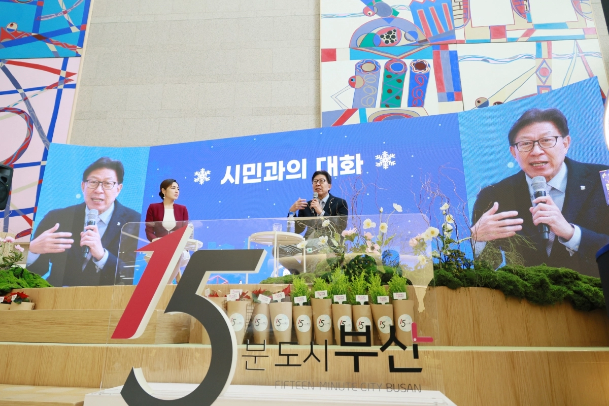 박형준 부산시장이 8일오후 부산시청 들락날락에서 15분 도시 스텝업 추지방향을 발표하고 있다. 부산시 제공