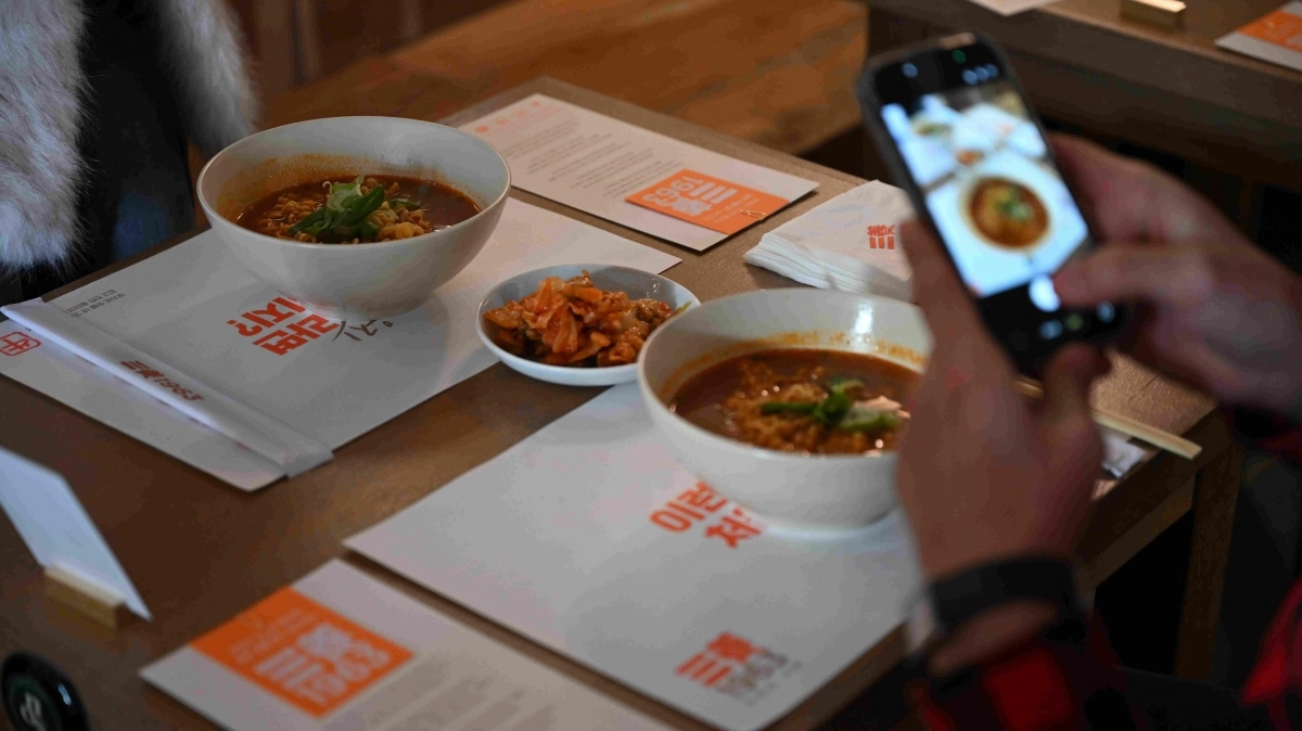 삼양식품의 ‘삼양1963’ 팝업스토어 운영을 시작한 28일 서울 성동구 성수동 팝업스토어에서 방문객들이 조리된 ‘삼양1963’을 사진 촬영하고 있다. 삼양식품 뉴시스