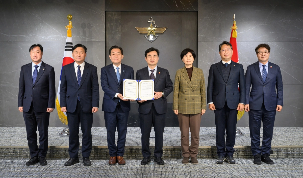 이재준 수원시장과 수원 국회의원 5명이 8일 국방부를 방문해 안규백 장관에게 ‘수원 군 공항 이전의 국가전략 사업화를 위한 공동 건의문’을 전달했다. (왼쪽부터 김준혁 의원, 김영진 의원, 이재준 시장, 안규백 장관, 백혜련 의원, 김승원 의원, 염태영 의원. 국방부 제공). 국방부 제공