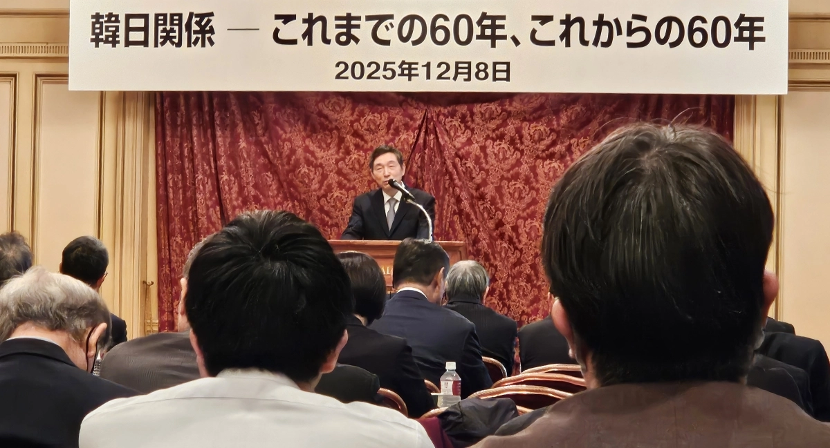 이혁 주일 한국대사가 8일 도쿄 시내 한 호텔에서 대사관과 와세다대 일미 연구소 등 공동 주최로 열린 한일 국교 정상화 60주년 기념 심포지엄에 참석, 기조 강연을 하고 있다.  도쿄 연합뉴스