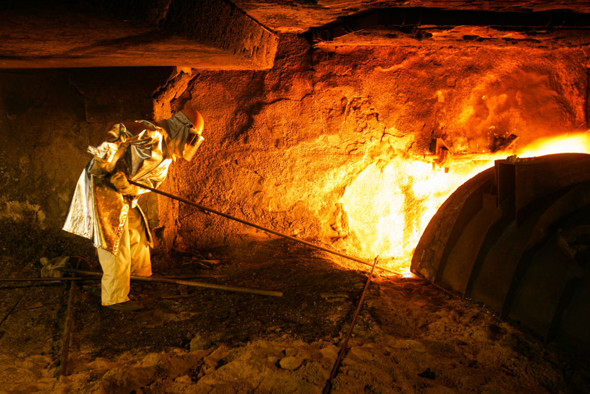 포스코 작업자가 제철소에서 고로 출선(고로에서 쇳물을 뽑는 단계) 작업을 하고 있는 모습. 포스코홀딩스 제공