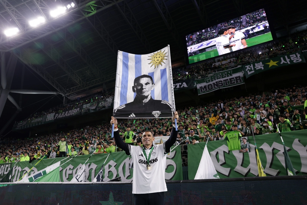 거스 포옛 전북 현대 감독이 지난달 8일 전주월드컵경기장에서 열린 2025 K리그1 대전하나시티즌과의 홈 경기에서 3-1로 승리한 뒤 우승 세레머니를 하고 있다. K리그 제공