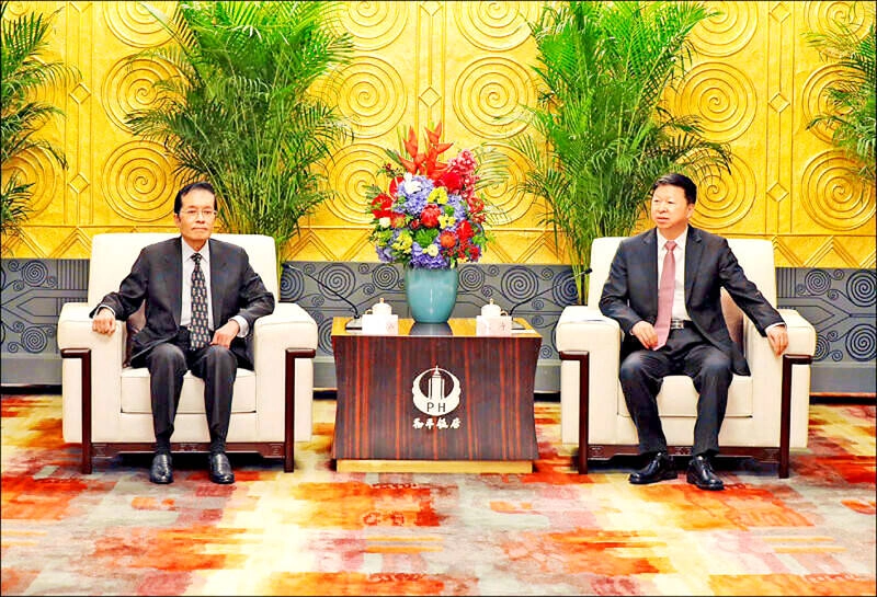 대만 국민당 부주석 장룽궁(왼쪽)과 중국 대만사무판공실 주임 쑹타오가 11월 14일 중국 상하이에서 회의를 하는 모습. 국민당 홈페이지 캡처