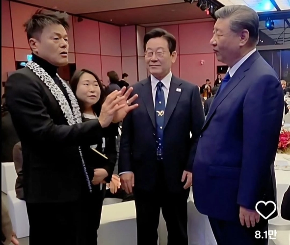 시진핑(오른쪽) 중국 국가주석이 지난 2025 아시아태평양경제협력체(APEC) 정상회의 국빈 만찬에서 박진영(왼쪽부터) 대중문화교류위원회 위원장, 이재명 대통령과 대화하고 있다. 2025.11.3 박진영 인스타그램 캡처