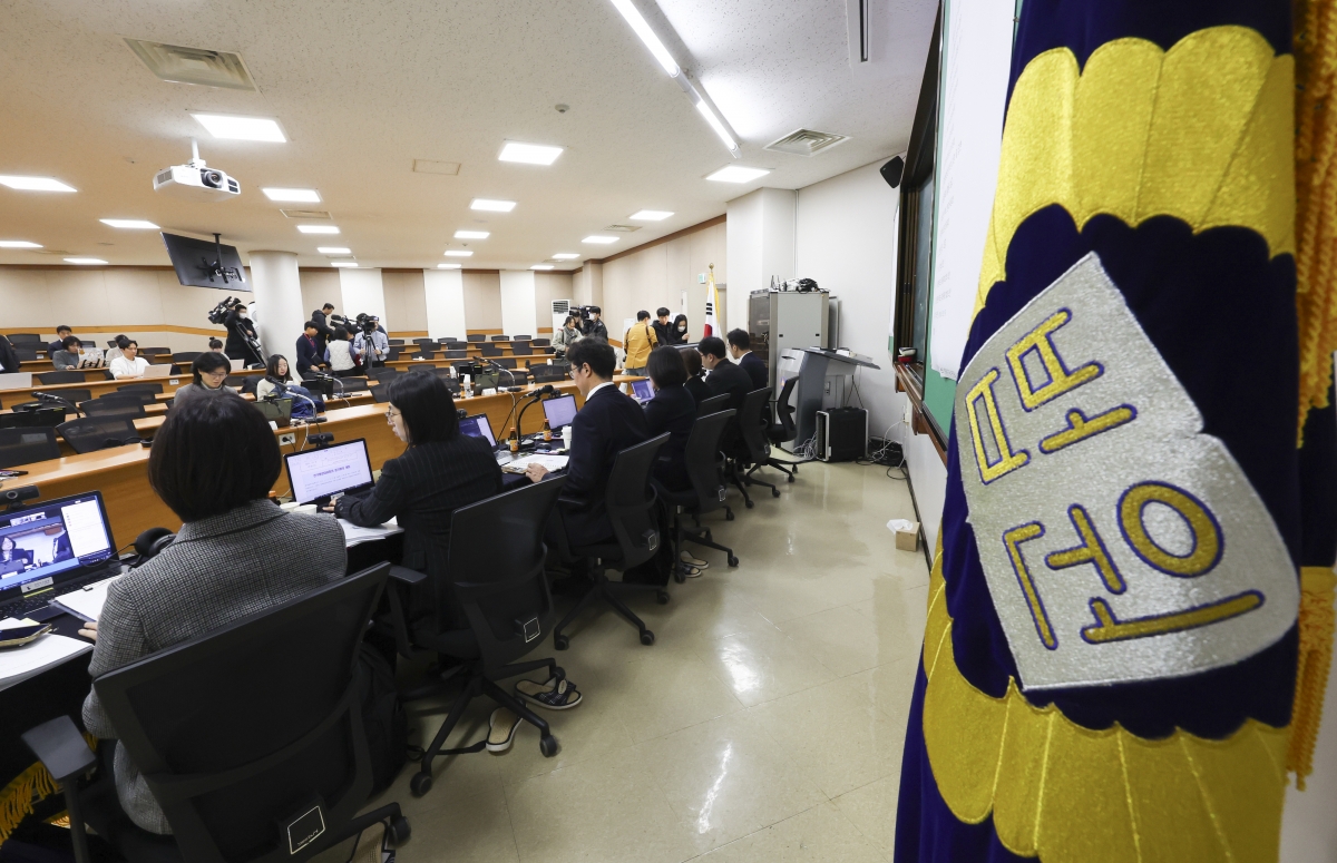 8일 경기 고양시 일산 사법연수원에서 열린 전국법관대표회의에서 참석자들이 국기에 경례하고 있다. 이날 법관 대표들은 더불어민주당 주도로 논의 중인 내란전담재판부 설치 법안과 법왜곡죄 신설 법안에 관해 “위헌성 논란과 함께 재판의 독립성을 침해할 우려가 크므로 이에 대한 신중한 논의를 촉구한다”고 밝혔다. 홍윤기 기자