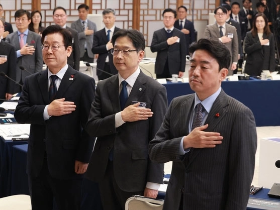 이재명 대통령이 8일 용산 대통령실에서 열린 지방시대위원회 보고회에서 국기에 경례하고 있다. 왼쪽부터 이 대통령, 김경수 지방시대위원장, 강훈식 대통령실 비서실장. 뉴시스